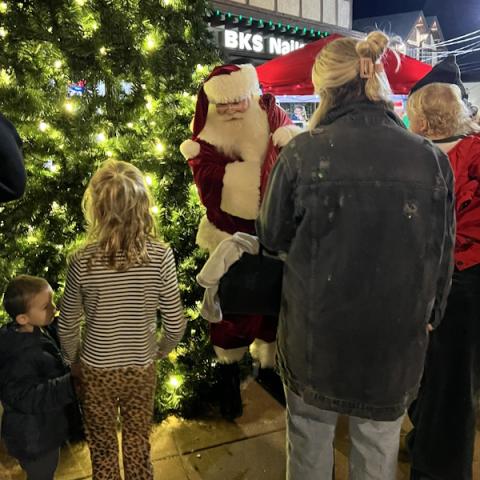 Holiday_Season_Opener_Santa_entertains_the_kids